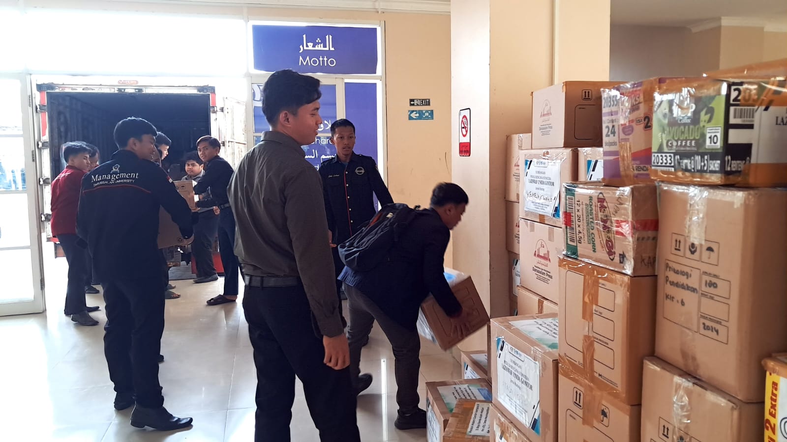 Penyerahan donasi UNIDA Peduli Sumatera oleh LAZISWAF UNIDA Gontor di kampus.