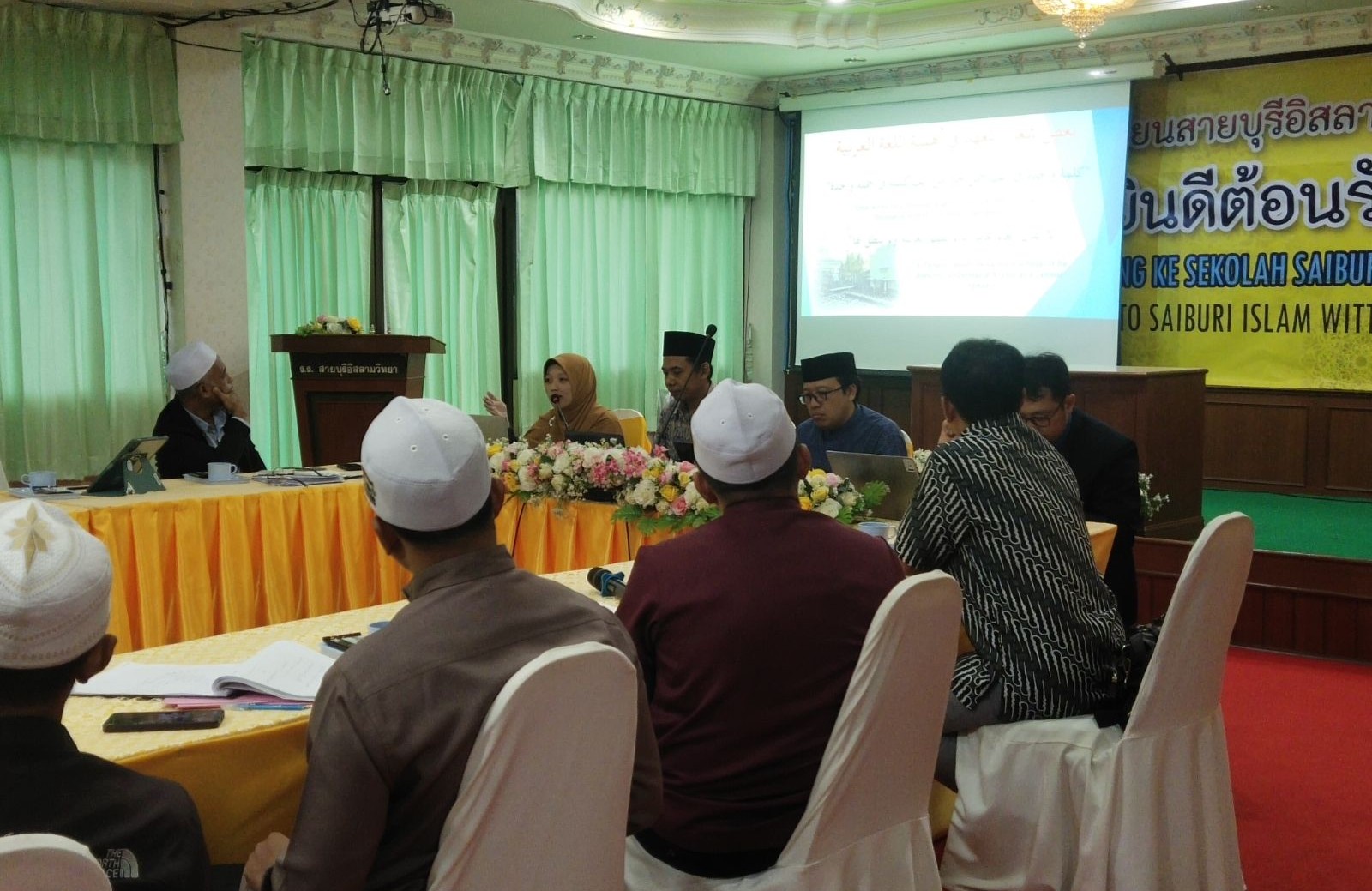 Pemateri UNIDA Gontor menyampaikan workshop bi’ah lughawiyyah kepada guru Saiburi Islam Wittaya School, Pattani, Thailand.