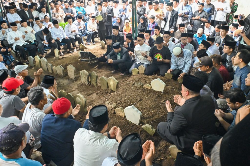 Ketika Para Guru Gontor Menyemai Langit Dengan Doa