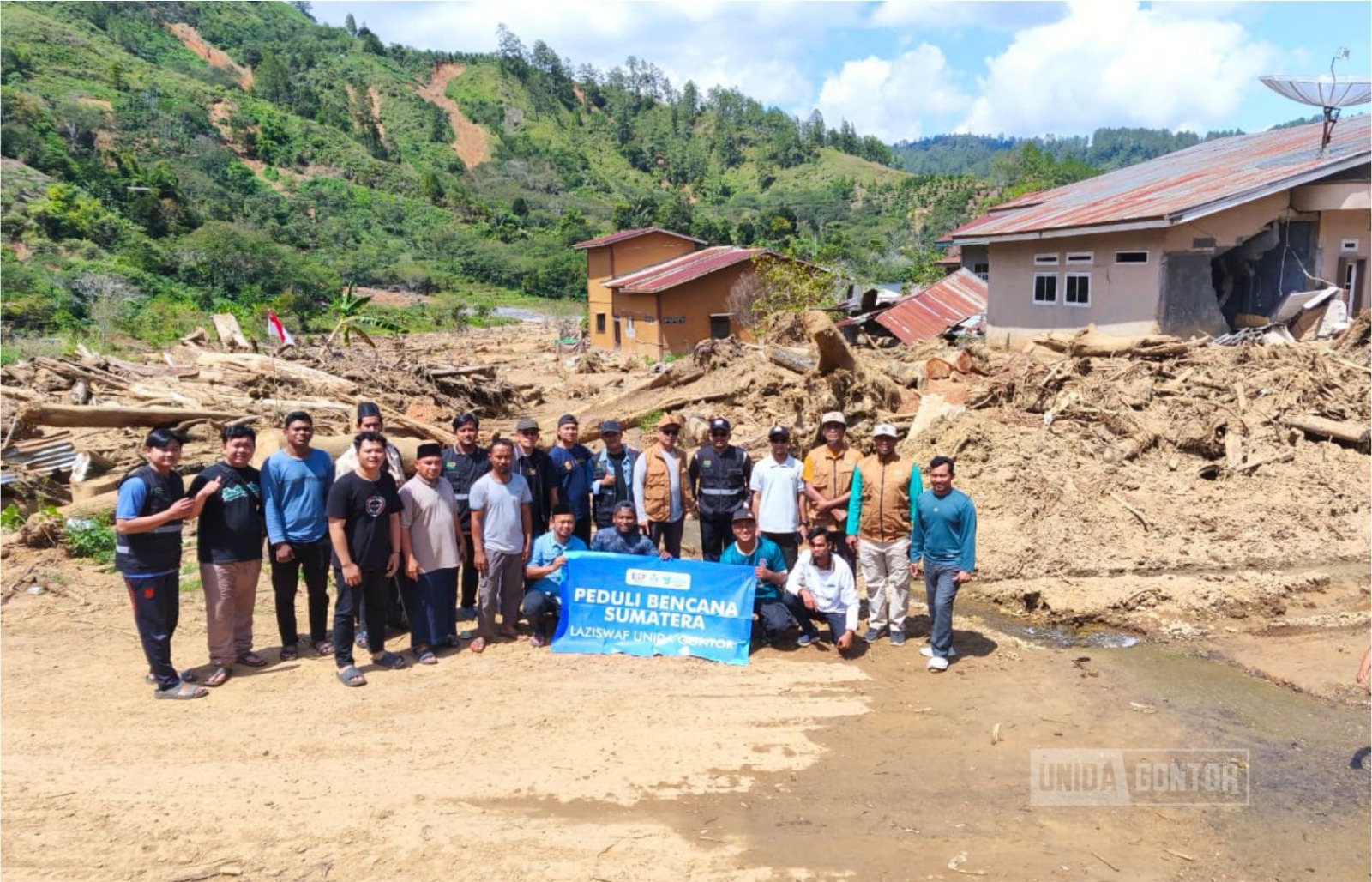 Penyaluran bantuan kemanusiaan LAZISWAF UNIDA Gontor kepada korban bencana di Takengon Aceh Tengah