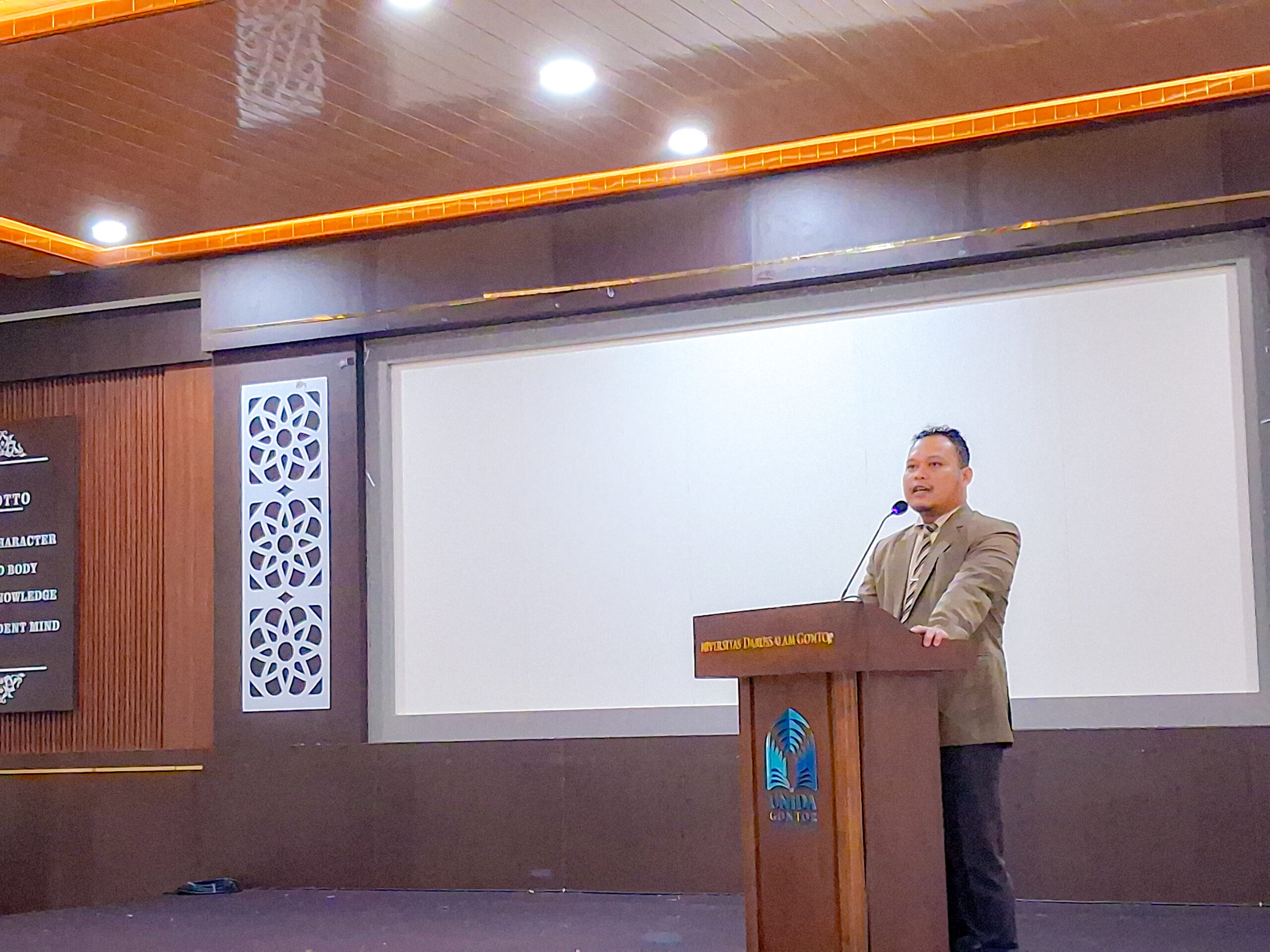 Prosesi pelantikan Staf Unida Edupreneur Centre (UEC) Kelas C di Aula Istanbul UNIDA Gontor.