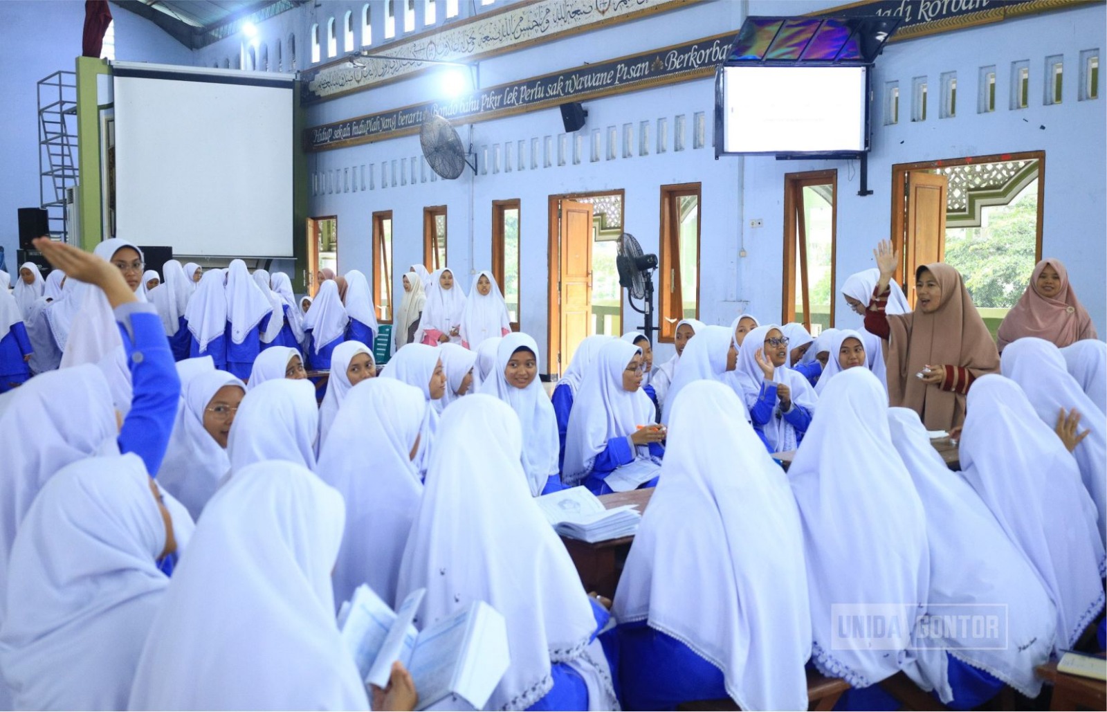 Kegiatan pengabdian masyarakat Program Studi Farmasi Gontor Putri Kampus 4 tentang literasi kosmetik halal bagi santriwati