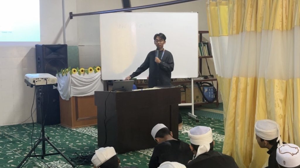 Mahasiswa KKN Internasional UNIDA Gontor Gelar Arabic dan English Camp di Malaysia