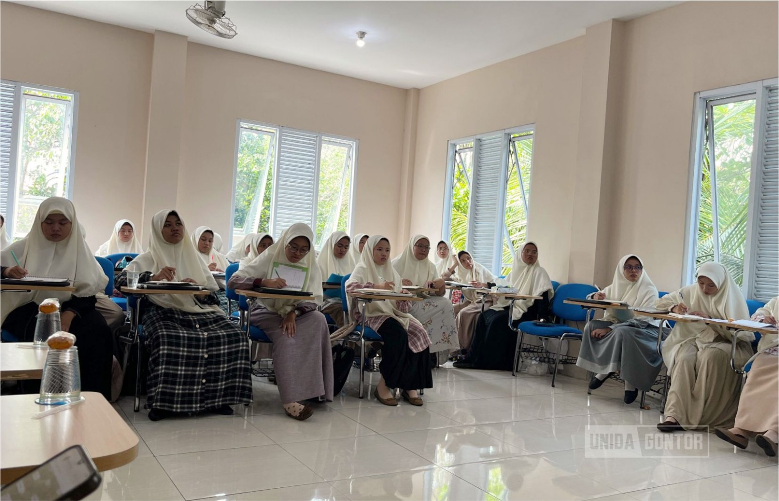 Mahasiswi PBA mengikuti workshop penulisan Microsoft Word dan Zotero di ruang kelas