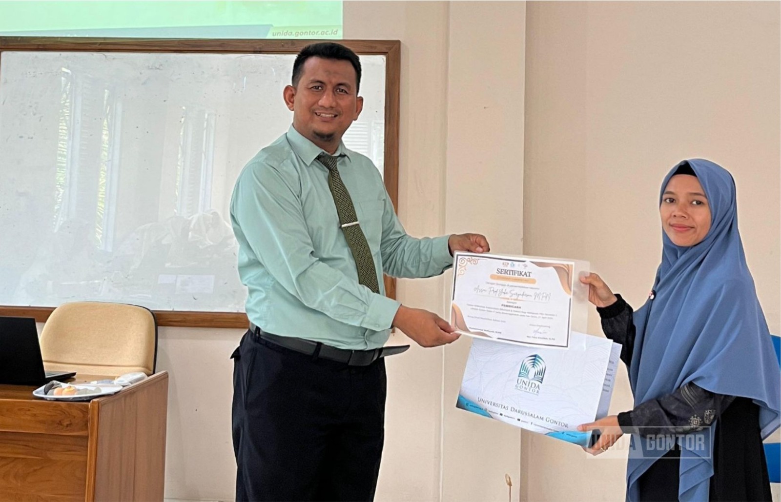 Mahasiswi PBA mengikuti workshop penulisan Microsoft Word dan Zotero di ruang kelas