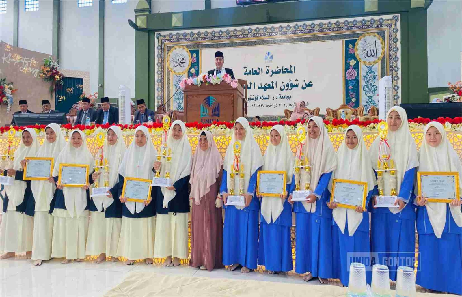 Mahasiswi Fakultas Tarbiyah menerima penghargaan Juara 3 Expo PKA 2026 di Lapangan Gontor Putri 1