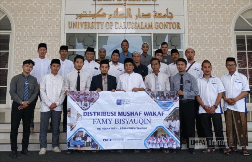UNIDA Gontor Terima Wakaf 180 Mushaf Famy Bisyauqin dari YPQM