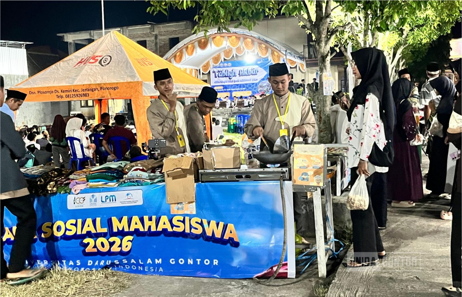 Mahasiswa UNIDA Gontor bersama masyarakat mengikuti kegiatan bakti sosial di Kecamatan Jenangan Ponorogo.