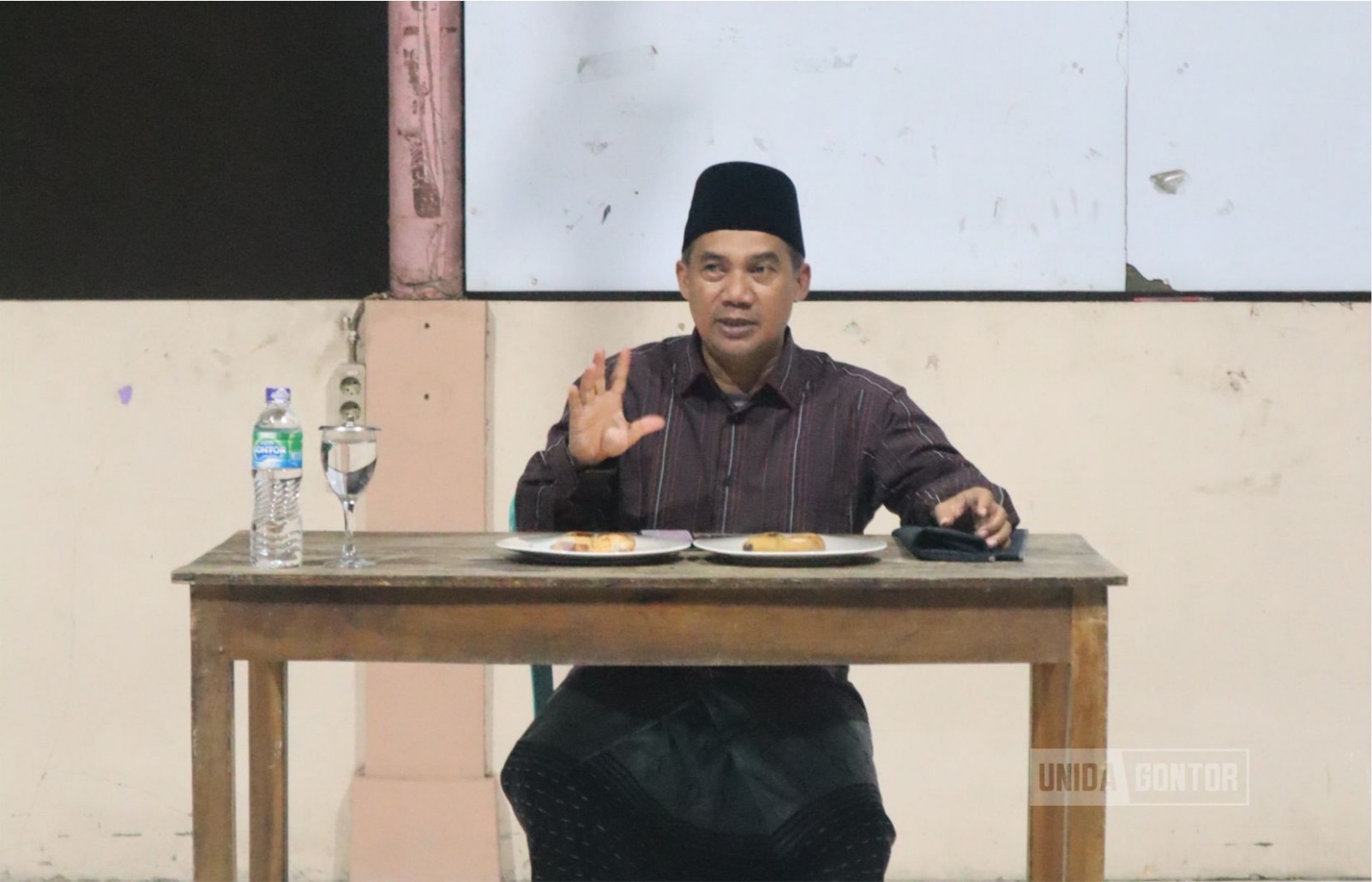 Mahasiswi IQT UNIDA Gontor mengikuti kajian rutin Al-Qur’an tentang makna Iqra di kelas terbuka