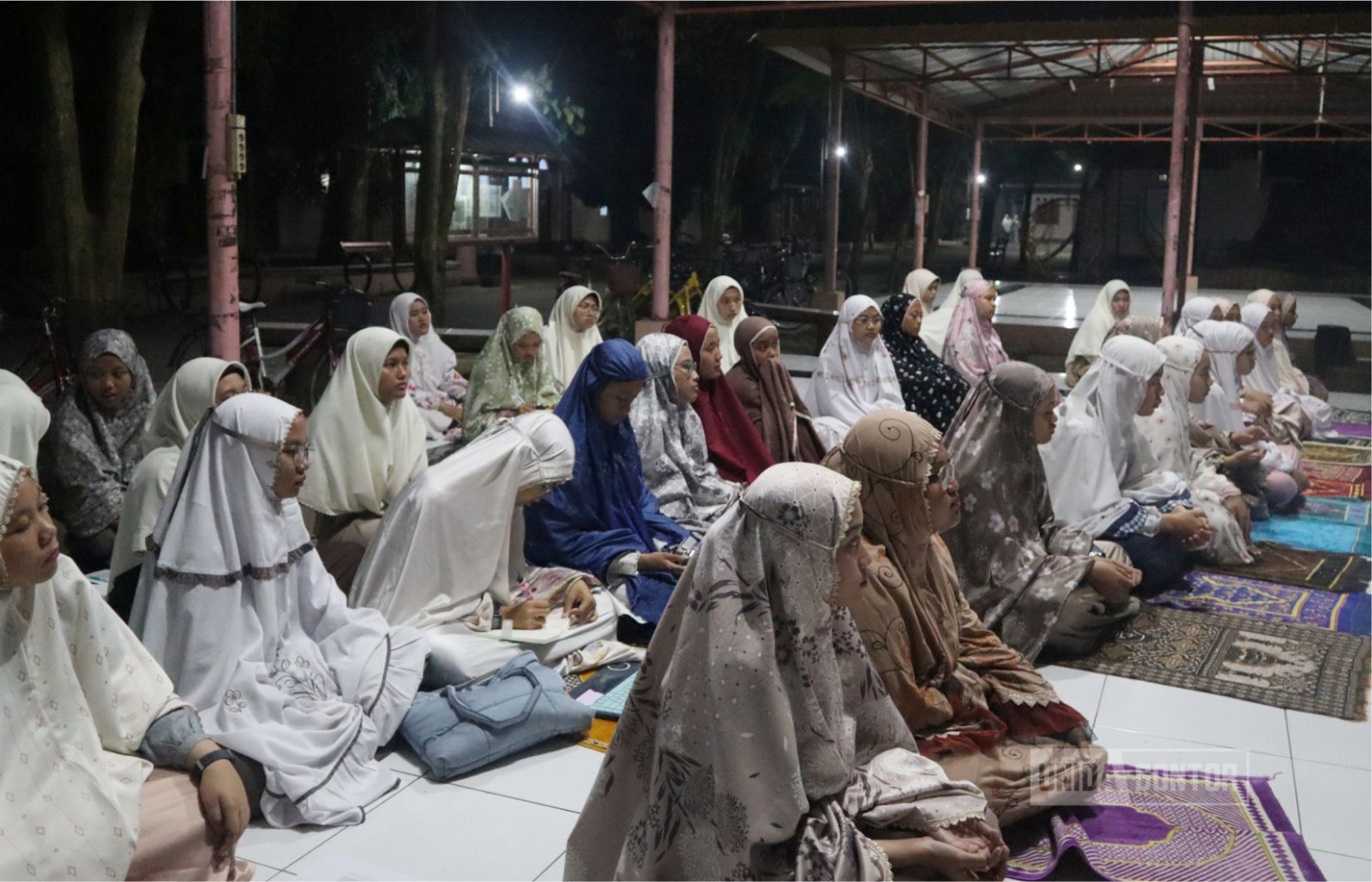 Mahasiswi IQT UNIDA Gontor mengikuti kajian rutin Al-Qur’an tentang makna Iqra di kelas terbuka