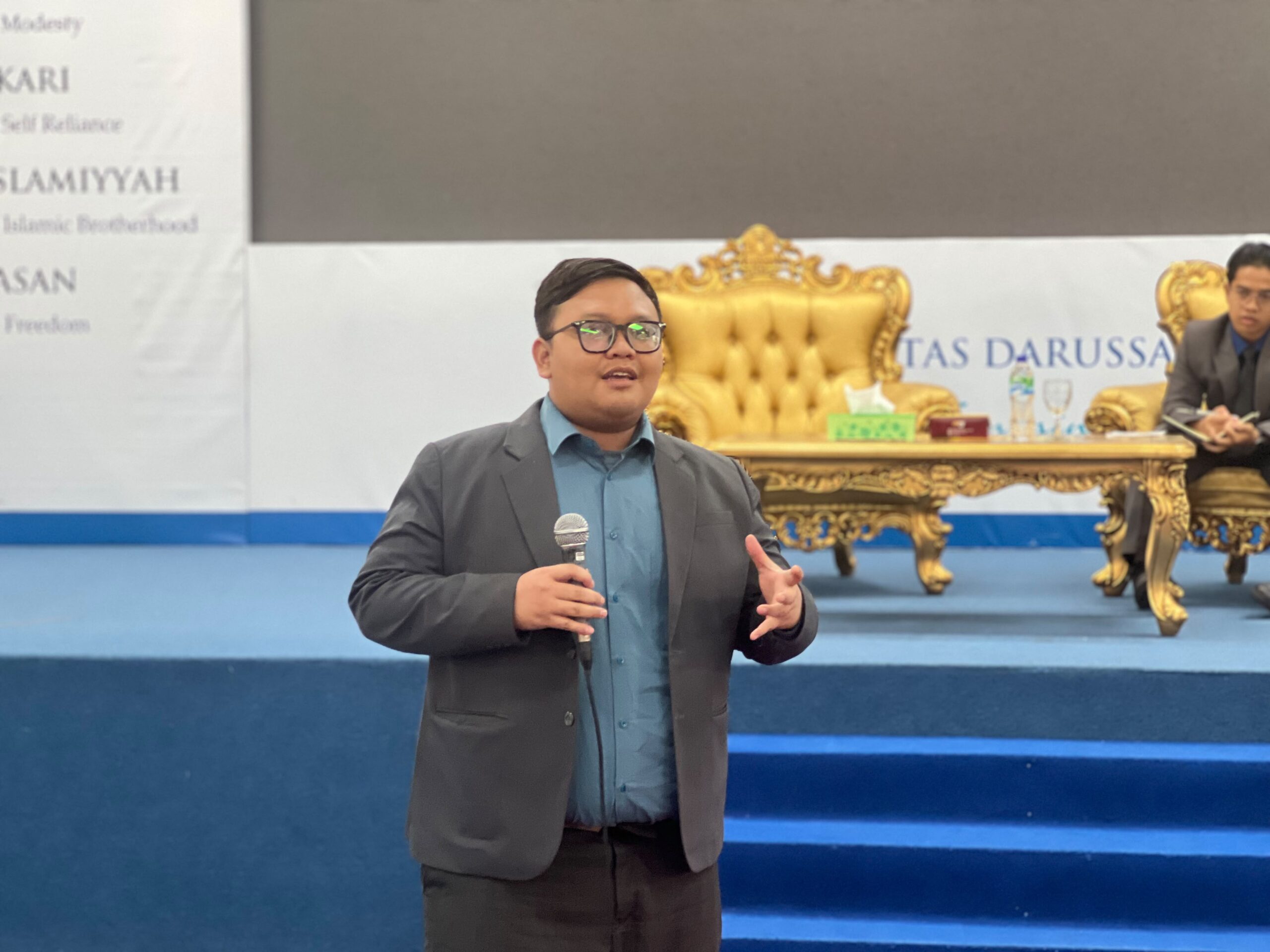 Pelatihan kepenulisan dan penggunaan AI dalam karya ilmiah mahasiswa IQT UNIDA Gontor di Hall Gedung Terpadu