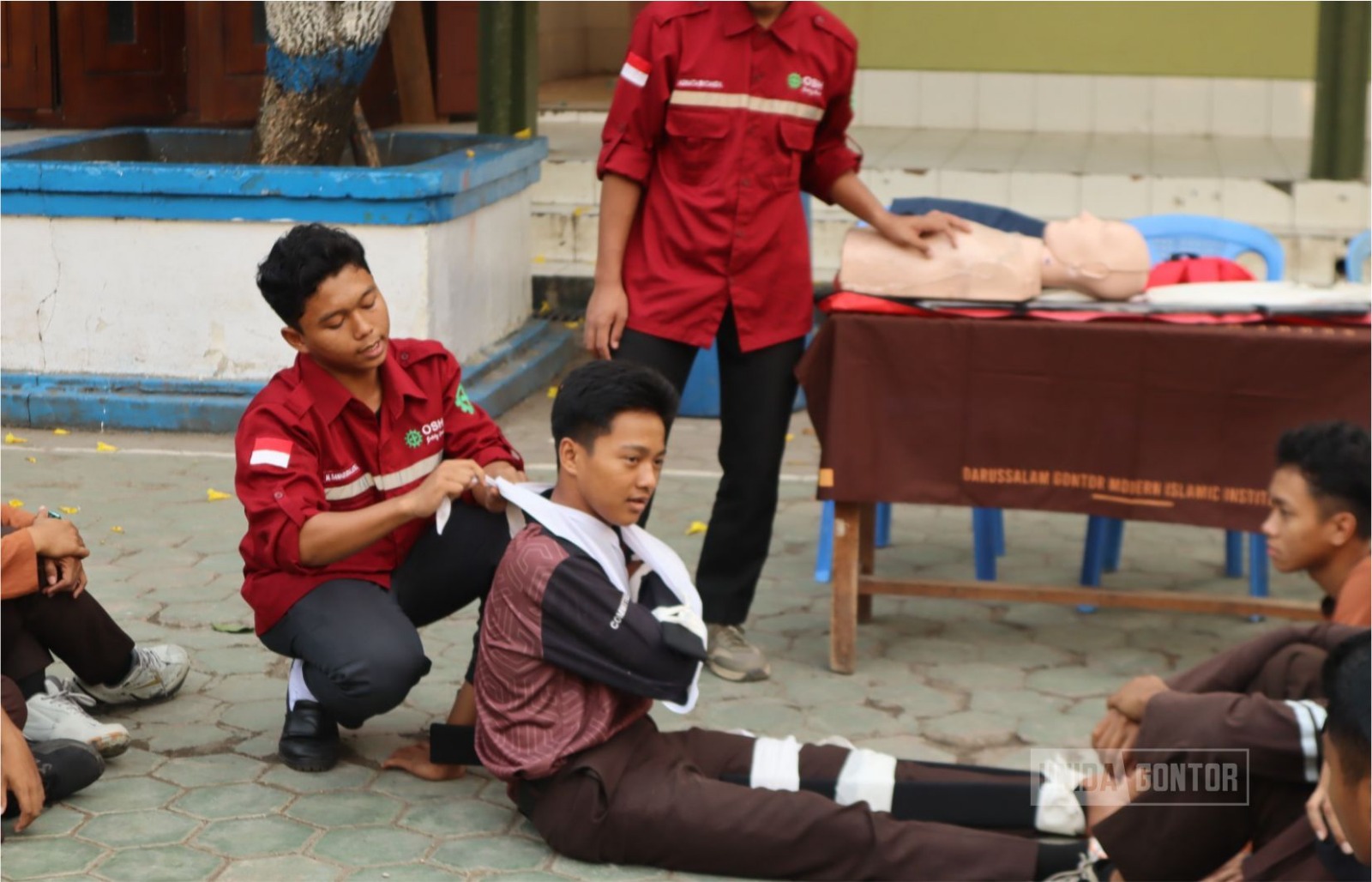 Mahasiswa K3 UNIDA Gontor memberikan pelatihan P3K kepada peserta koordinator Pramuka Pondok Modern Darussalam Gontor