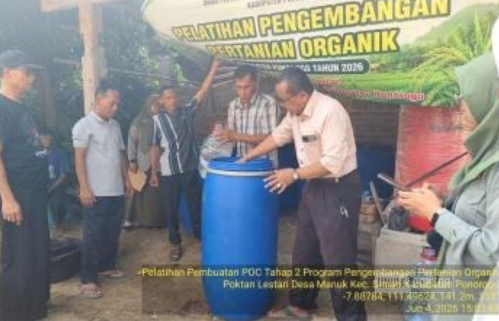Dosen Agroteknologi UNIDA Gontor memberikan pelatihan pembuatan pupuk organik cair kepada kelompok tani di Ponorogo