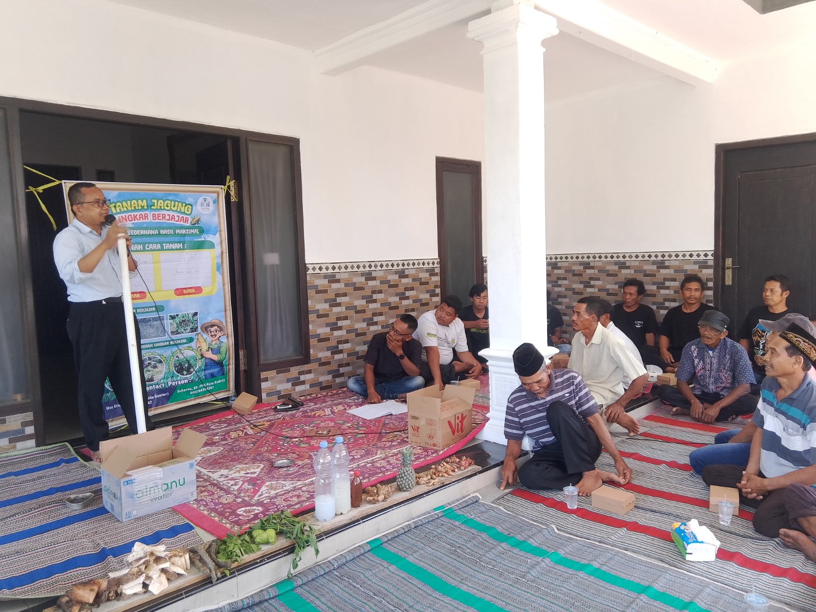 Dosen UNIDA Gontor menjelaskan metode tanam lingkar berjajar kepada kelompok tani di Ponorogo